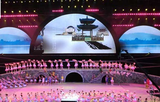 第八届残运会P16地板屏P12.5彩幕案例