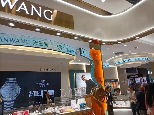 吉林长春天王表旗舰店P3柔性LED显示屏项目