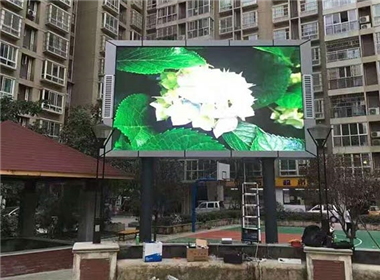 东莞某生活小区双立柱户外P8led显示屏案例