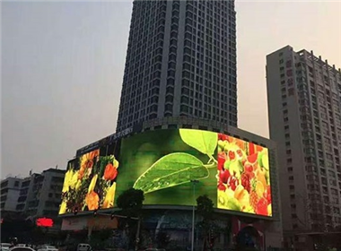 广东君临公寓旁户外P8 LED显示屏案例