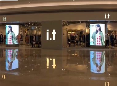 深圳商场i.t服装店室内LED显示屏案例
